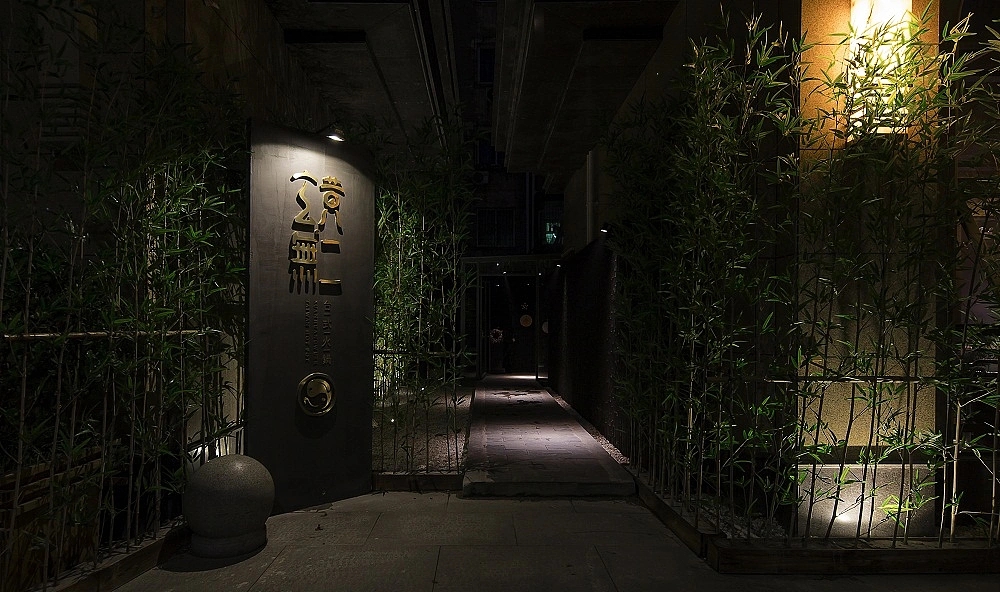 黑灰风格简约火锅店装修设计案例